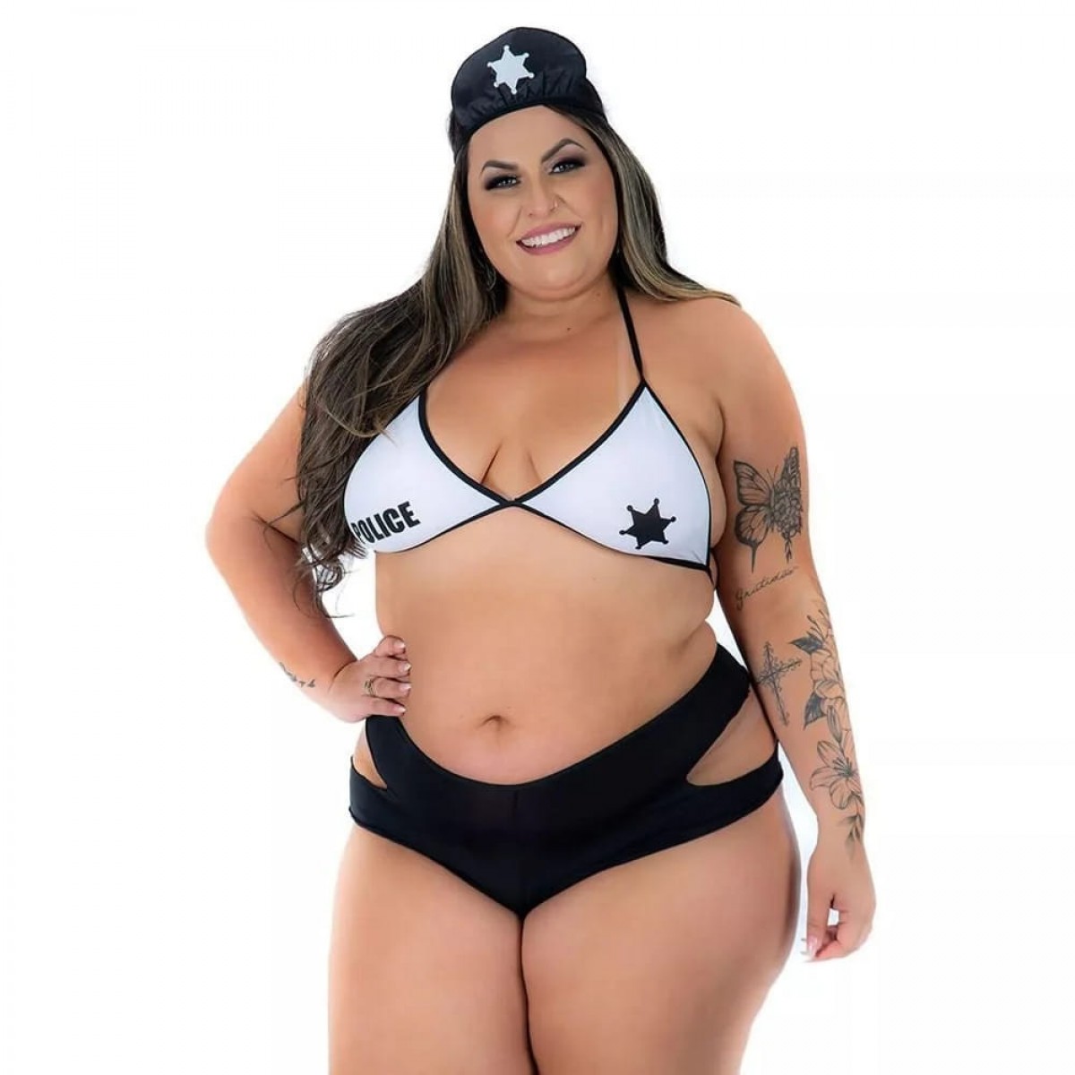 Fantasia Plus Size Mini Xerife A Fantasia Mulher Gato vem com body com acabamento em elástico, luvas, meias e mascara de couro. Fantasia Plus Size Mini Xerife